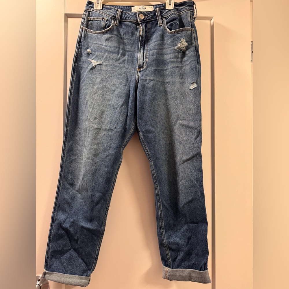 Hollister Curvy Ultra High-Rise Mom Jean